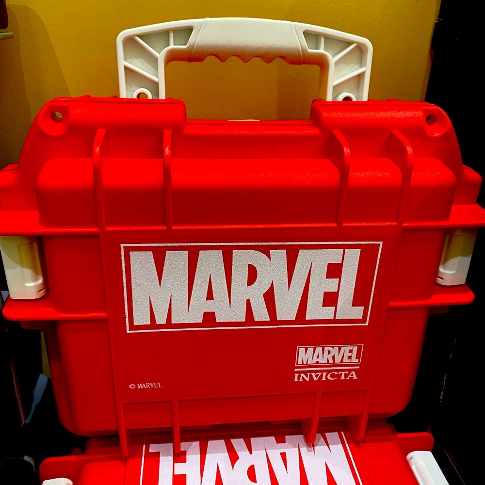 Invicta Marvel 3 slot dive case
